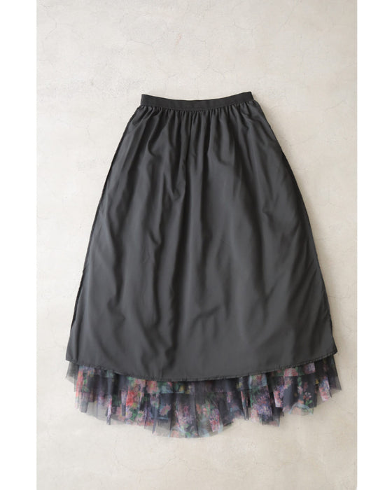 色とりどりの花が咲くふわふわフリルミディアムスカート