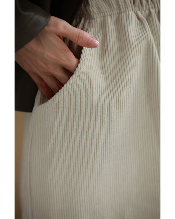 A length recommended for short people. Corduroy-style wide pants