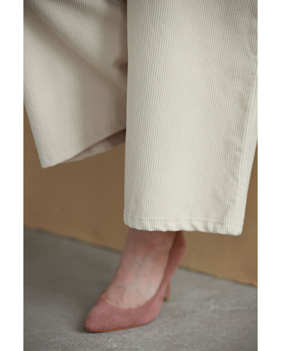 A length recommended for short people. Corduroy-style wide pants