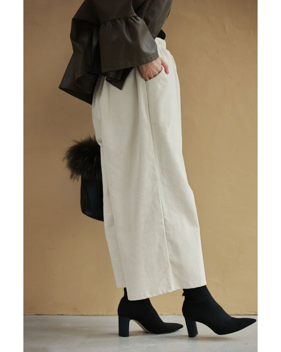 A length recommended for short people. Corduroy-style wide pants