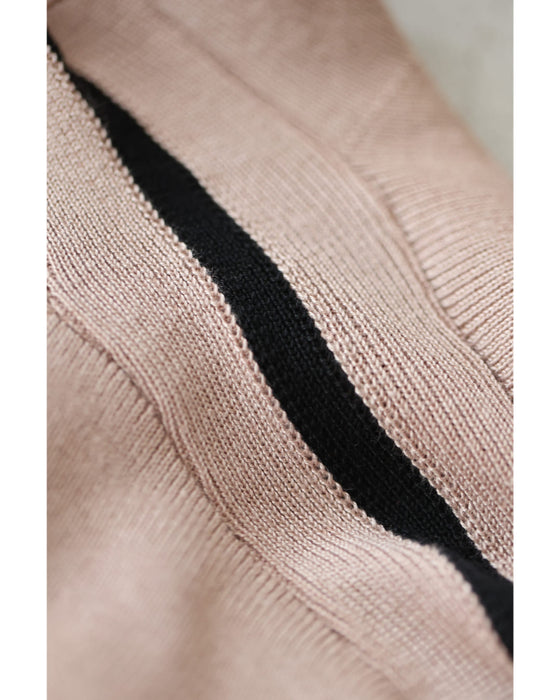 首元から流れるラインのニットカットソートップス