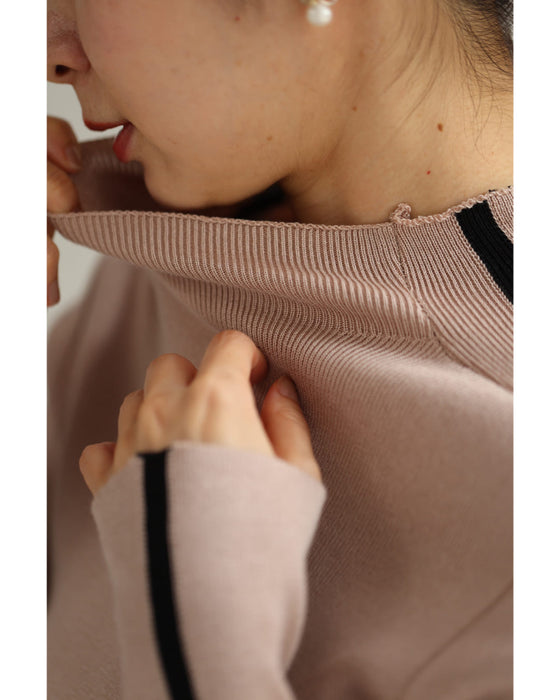 首元から流れるラインのニットカットソートップス