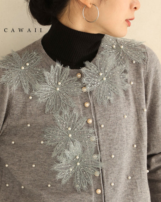 朝露に煌めくような立体花のパールニットカーディガン