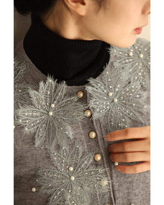 朝露に煌めくような立体花のパールニットカーディガン