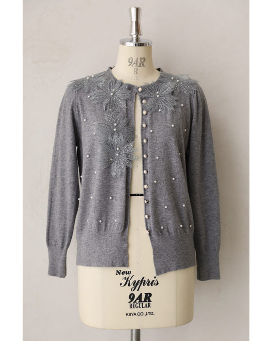 朝露に煌めくような立体花のパールニットカーディガン