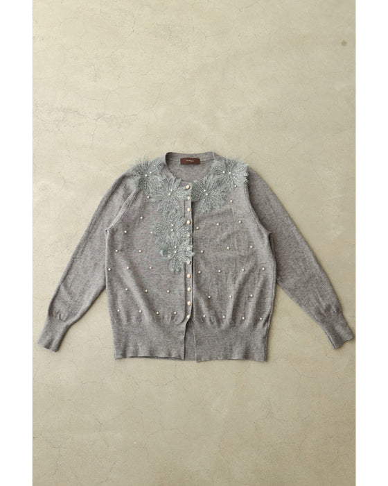 朝露に煌めくような立体花のパールニットカーディガン