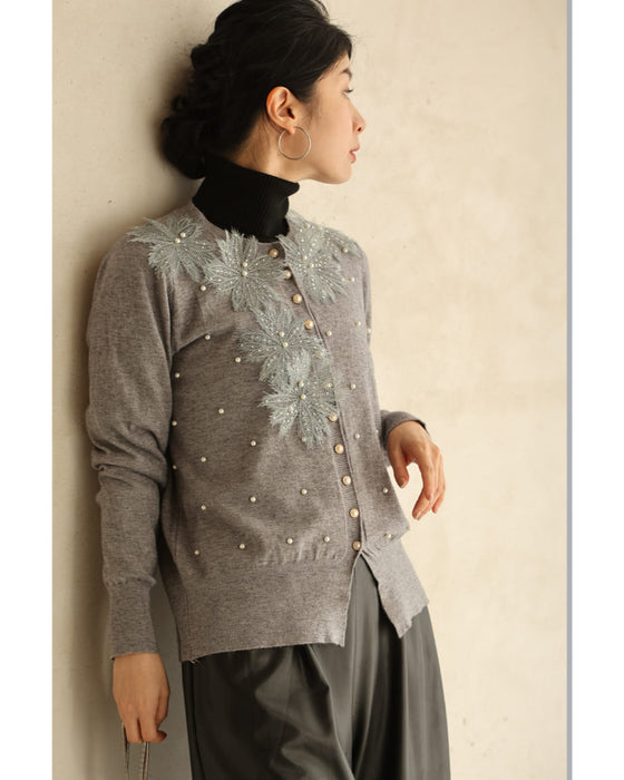 朝露に煌めくような立体花のパールニットカーディガン