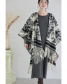 フリンジが揺れる無彩色なアート柄ケープアウター