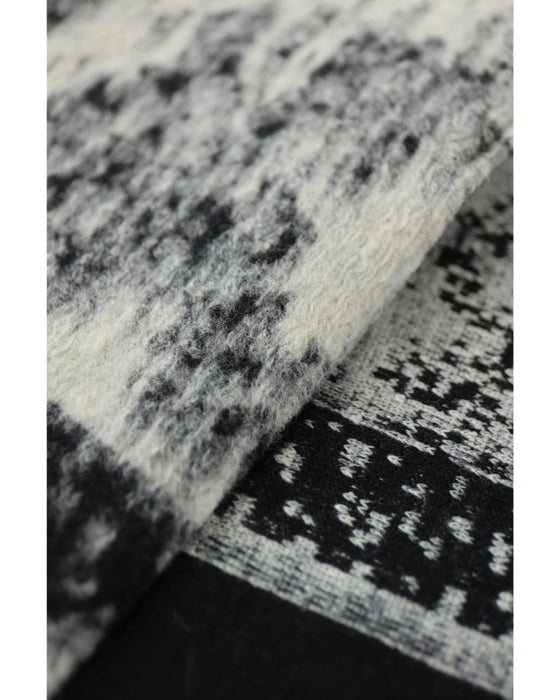 フリンジが揺れる無彩色なアート柄ケープアウター