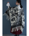 フリンジが揺れる無彩色なアート柄ケープアウター