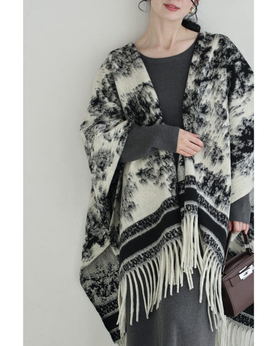 フリンジが揺れる無彩色なアート柄ケープアウター