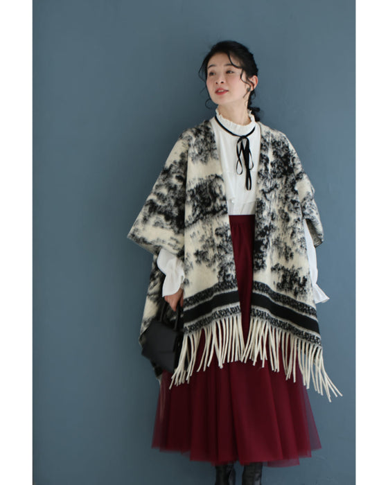 フリンジが揺れる無彩色なアート柄ケープアウター