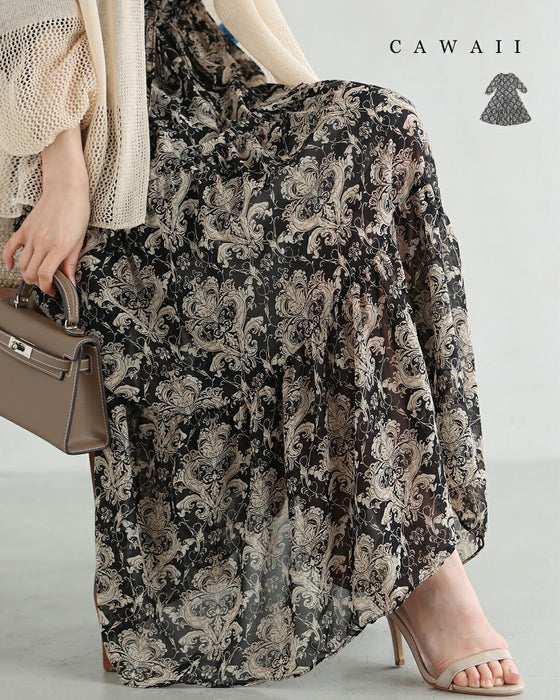 軽やかに広がるダマスク柄ティアードロングワンピース