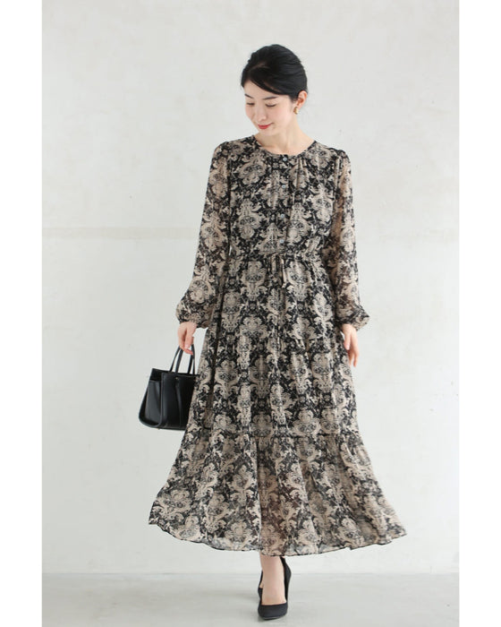 軽やかに広がるダマスク柄ティアードロングワンピース