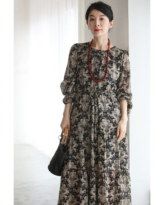 軽やかに広がるダマスク柄ティアードロングワンピース
