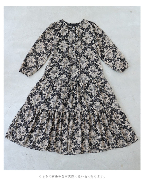 軽やかに広がるダマスク柄ティアードロングワンピース