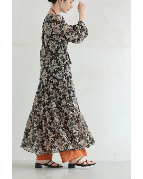 軽やかに広がるダマスク柄ティアードロングワンピース
