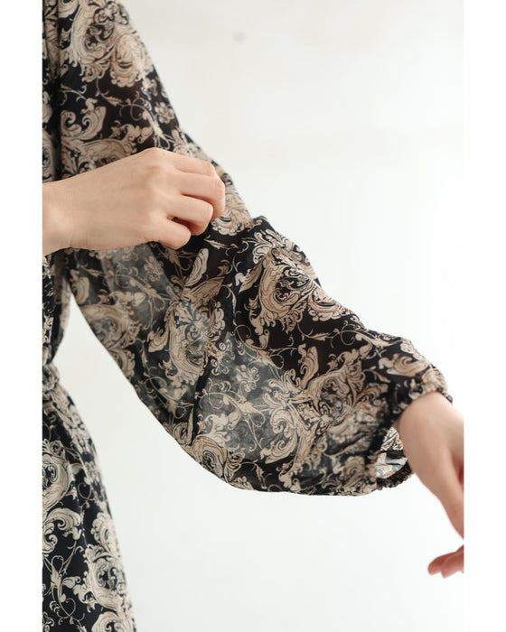 軽やかに広がるダマスク柄ティアードロングワンピース