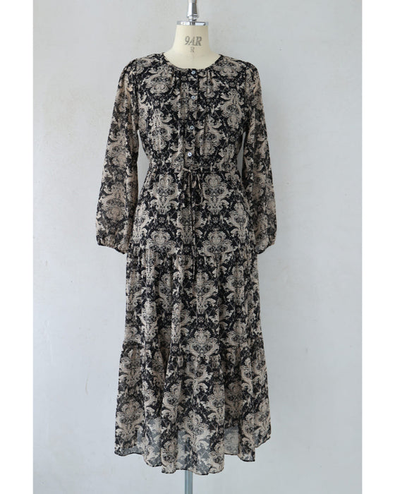 軽やかに広がるダマスク柄ティアードロングワンピース