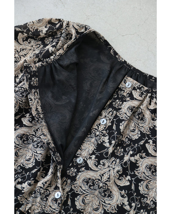 軽やかに広がるダマスク柄ティアードロングワンピース