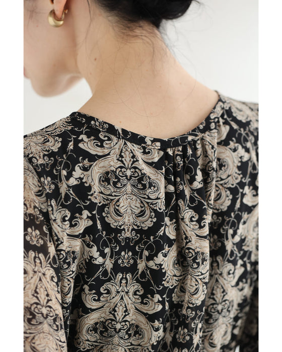 軽やかに広がるダマスク柄ティアードロングワンピース