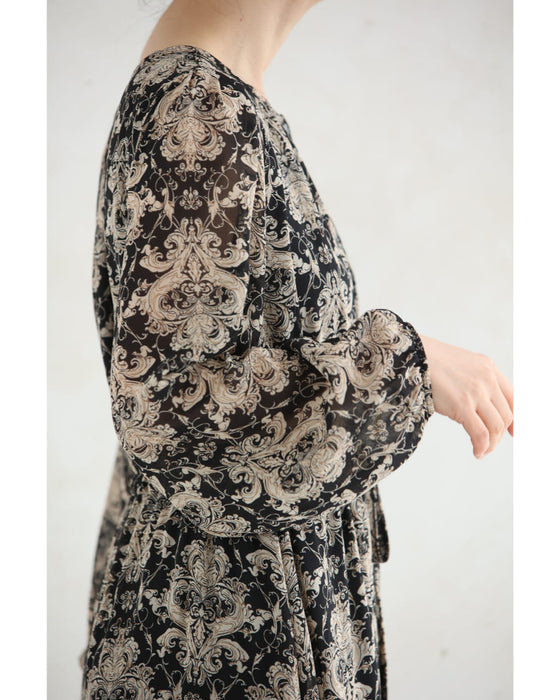 軽やかに広がるダマスク柄ティアードロングワンピース
