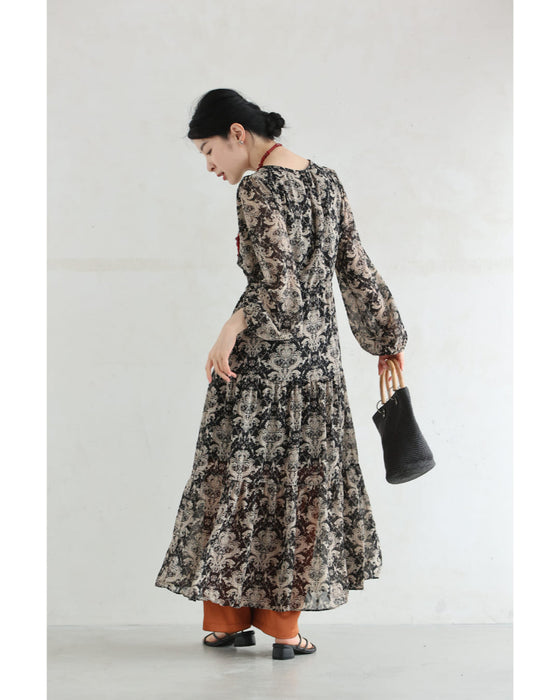 軽やかに広がるダマスク柄ティアードロングワンピース