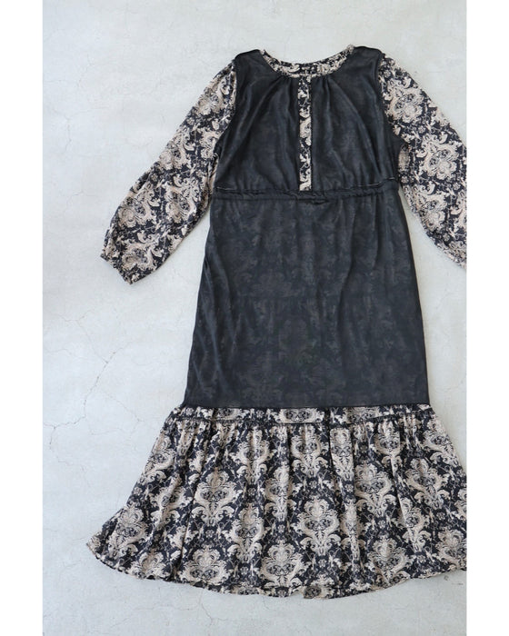 軽やかに広がるダマスク柄ティアードロングワンピース