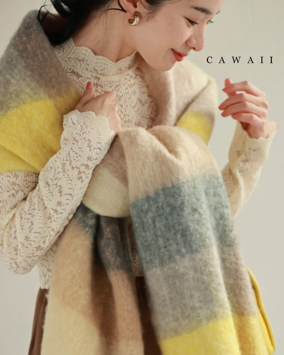 柔らかく包まれるミルフィーユカラーのモヘア風マフラー