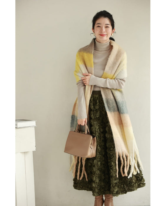 柔らかく包まれるミルフィーユカラーのモヘア風マフラー