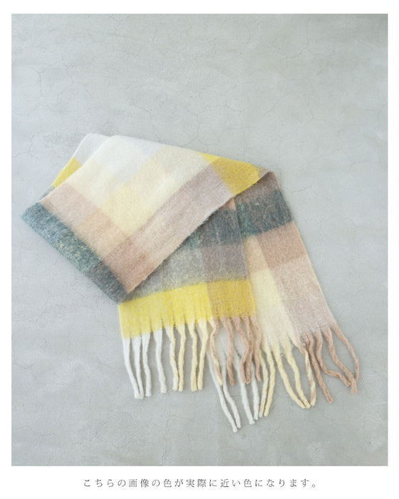 柔らかく包まれるミルフィーユカラーのモヘア風マフラー