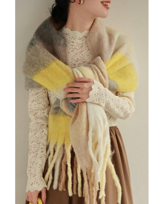 柔らかく包まれるミルフィーユカラーのモヘア風マフラー