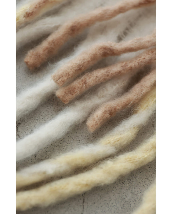 柔らかく包まれるミルフィーユカラーのモヘア風マフラー