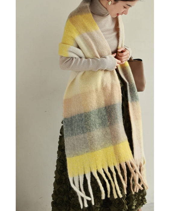 柔らかく包まれるミルフィーユカラーのモヘア風マフラー