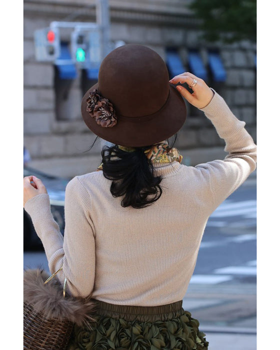 寄り添う花コサージュのクラシカルハット