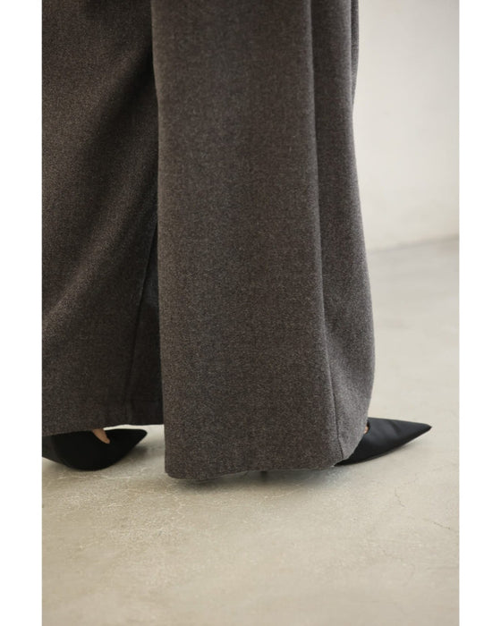 美シルエットのウール調ワイドパンツ（ベルト付き）