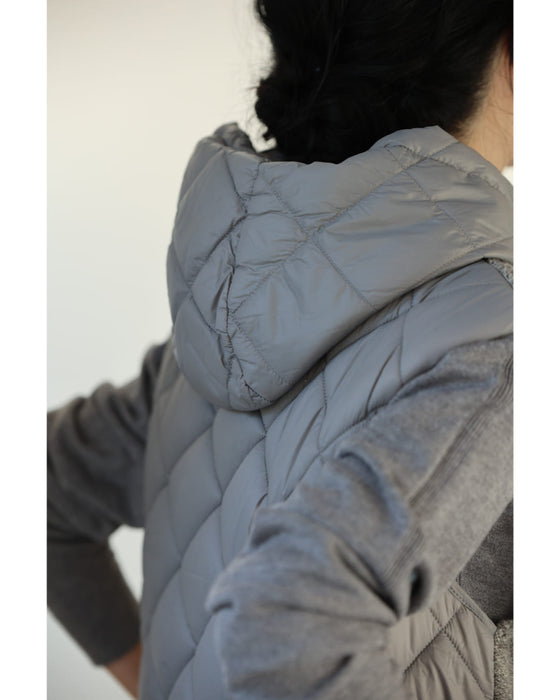 ニットと中綿キルティングの異素材組み合わせベスト