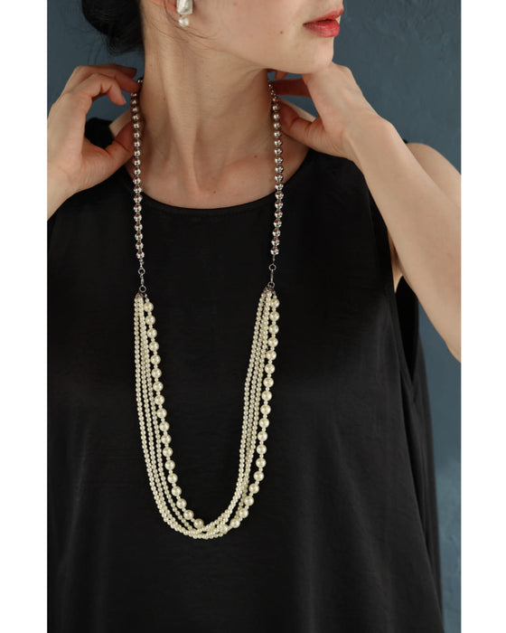 様々に着用できる。フリーダムな軽量パールネックレス