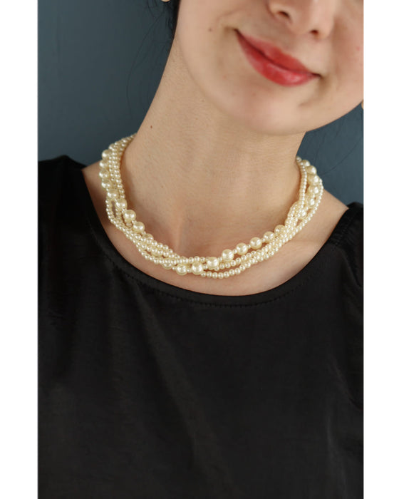 様々に着用できる。フリーダムな軽量パールネックレス