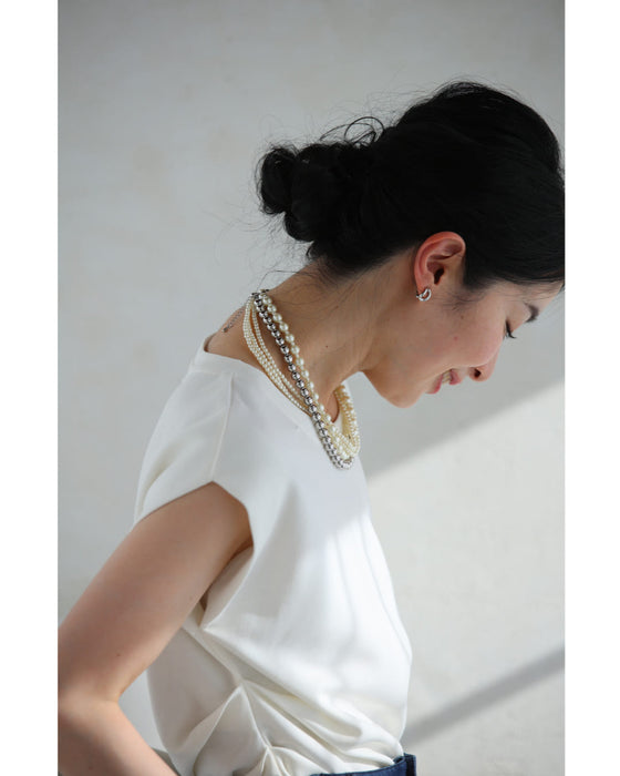 様々に着用できる。フリーダムな軽量パールネックレス