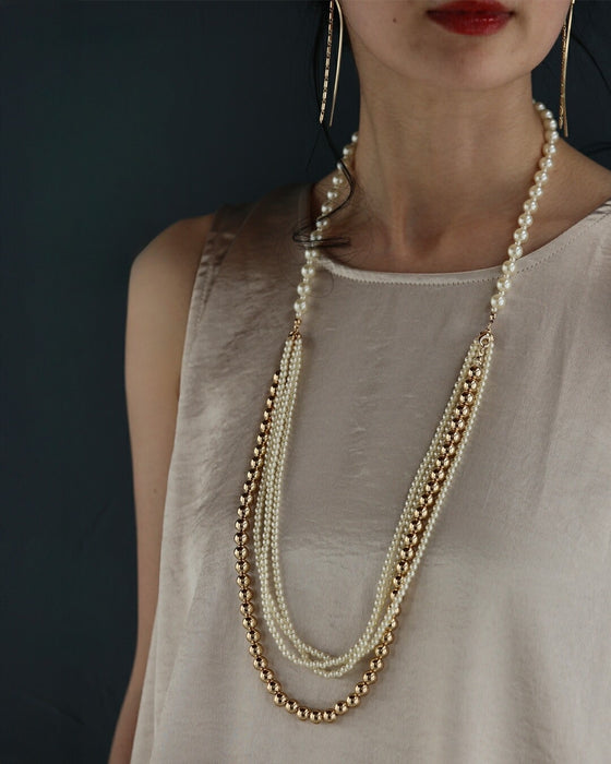 様々に着用できる。フリーダムな軽量パールネックレス
