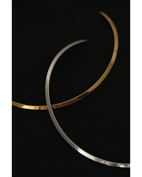 首元囲む金環銀環のチョーカーネックレス