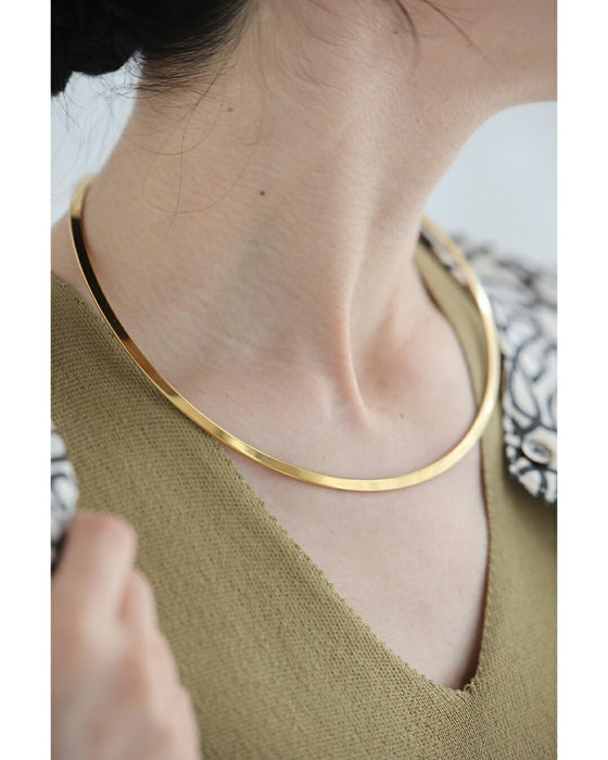 首元囲む金環銀環のチョーカーネックレス