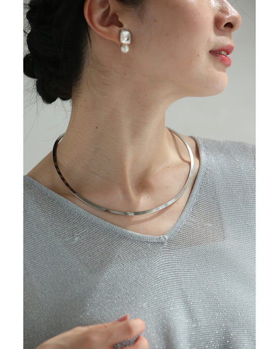 首元囲む金環銀環のチョーカーネックレス