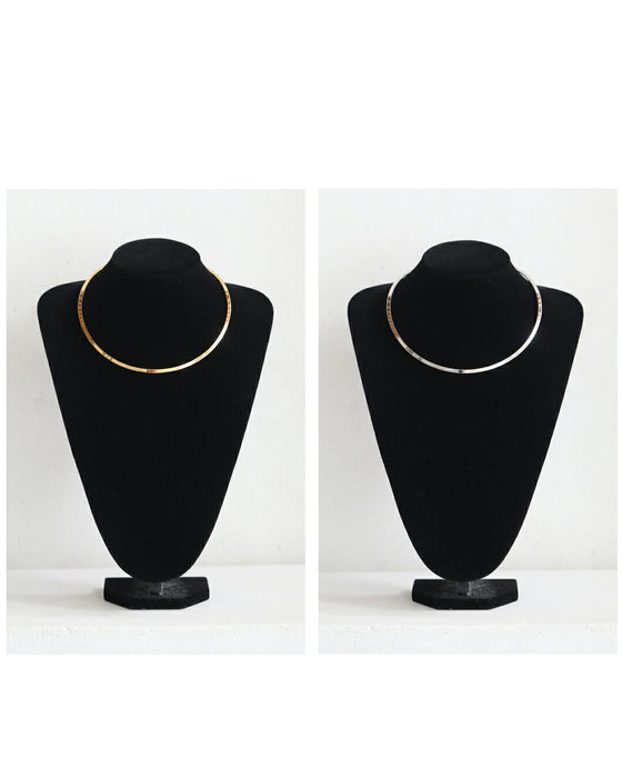 首元囲む金環銀環のチョーカーネックレス