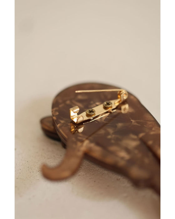 私に歩み寄るアニマルブローチ