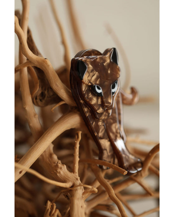 私に歩み寄るアニマルブローチ