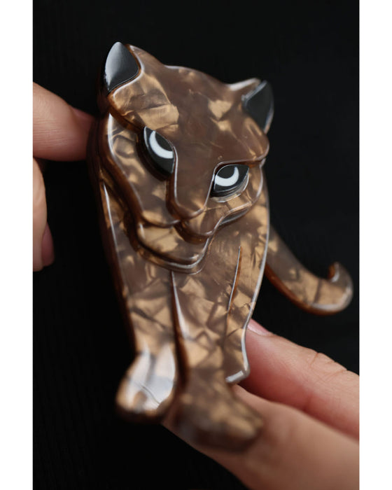 私に歩み寄るアニマルブローチ