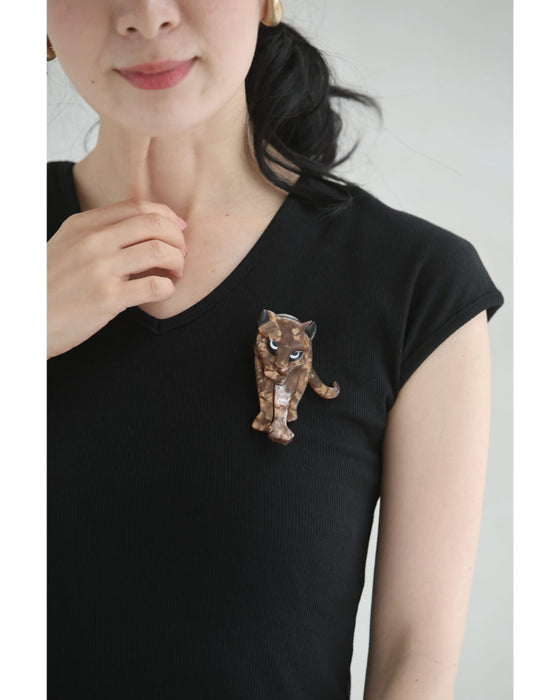 私に歩み寄るアニマルブローチ