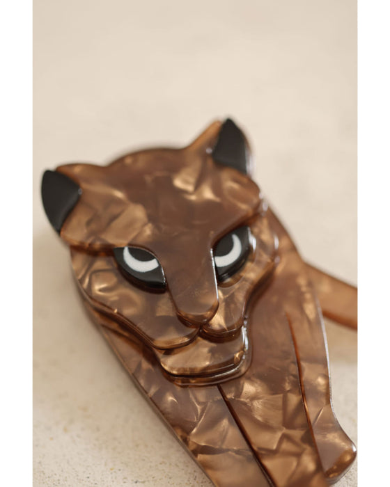 私に歩み寄るアニマルブローチ